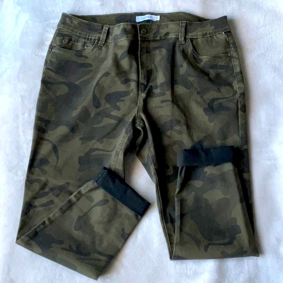 EUC: MyStyle - Casual Capri in Camo! 🍁 - Picture 3 of 4